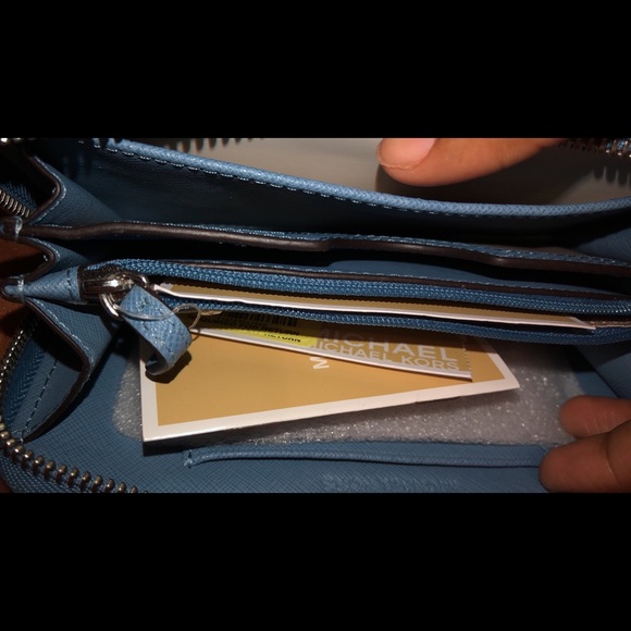 Michael Kors wallet - Picture 2 of 2